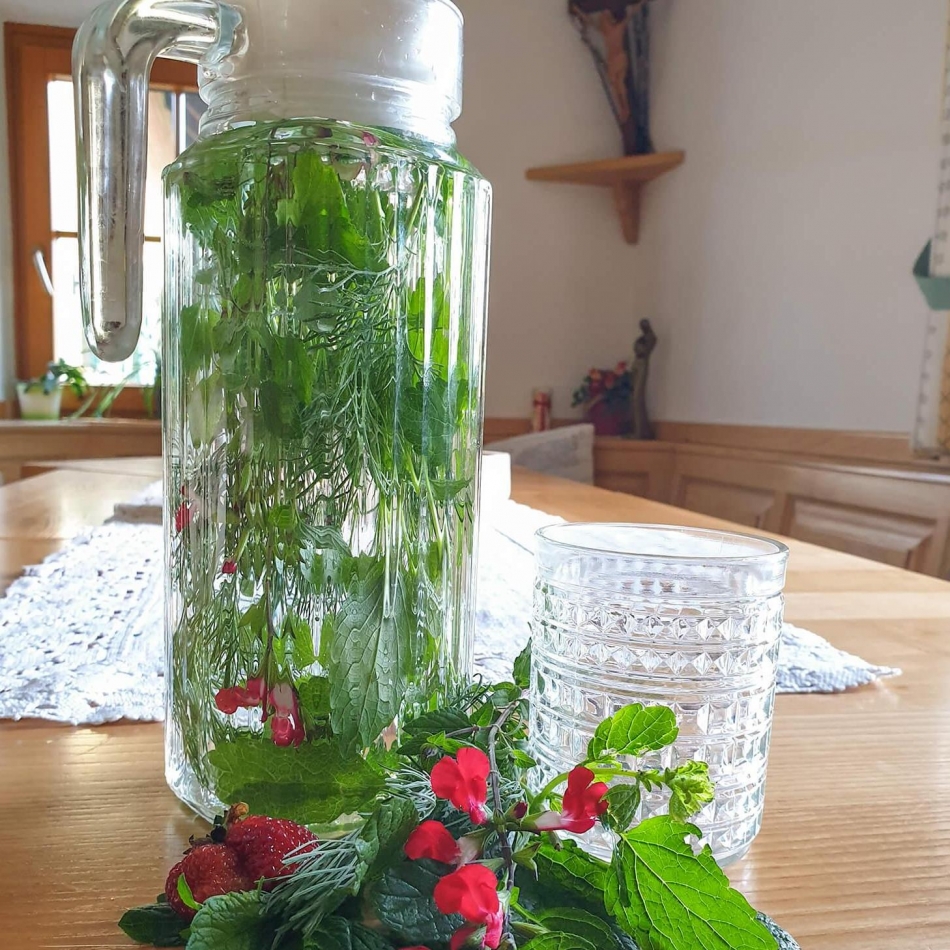 Kräuterwasser vom Gartenkräutern am Hof